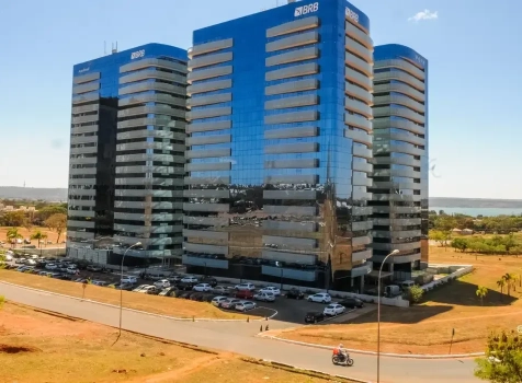 Fachada da sede do BRB em Brasília, banco que aguarda aporte do GDF após prejuízos com o Banco Master.
