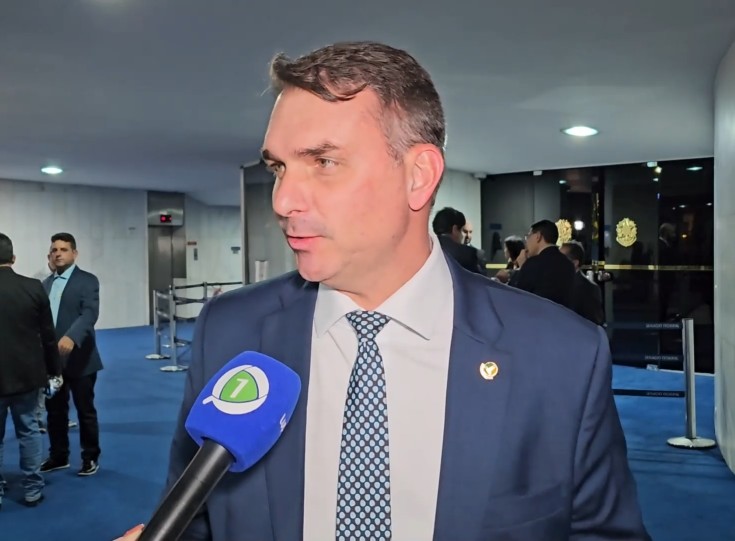 Foto do senador Flávio Bolsonaro na CPMI do INSS durante sessão no Congresso.