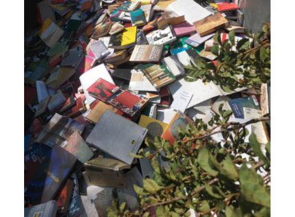 livros jogados no lixo
