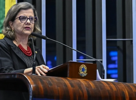 Lula troca liderança Senado