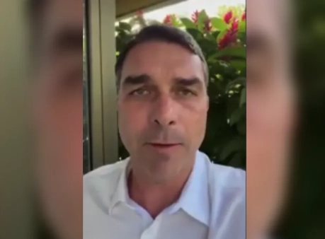 Flávio naufraga candidatura
