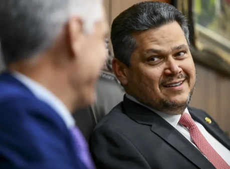 Alcolumbre trava MP Frete