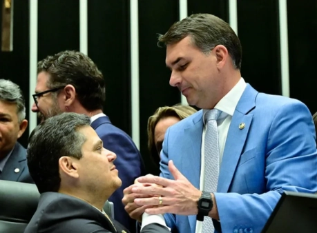 Alcolumbre trava Senado