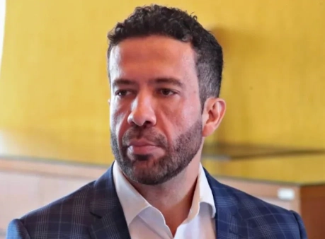 Janones acusa Flávio filiação