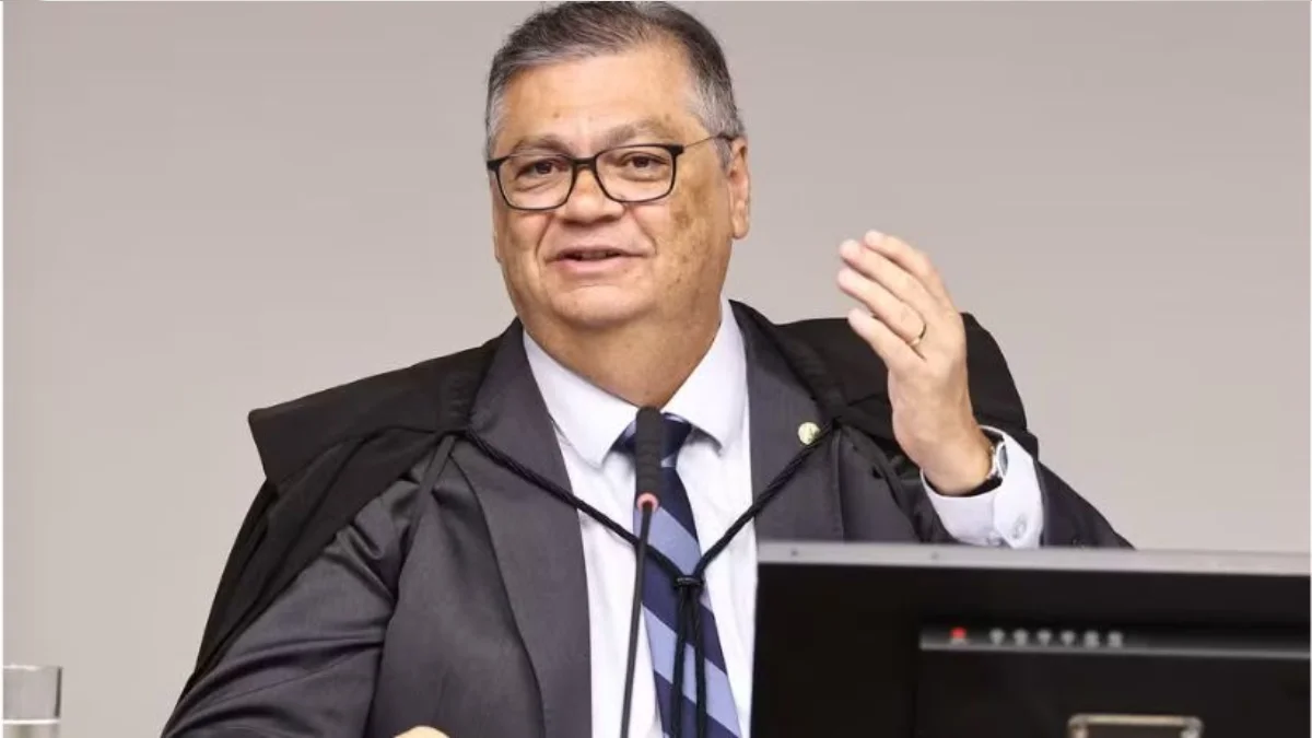 Dino derruba censura