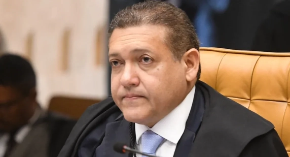 TSE favorece Flávio Bolsonaro
